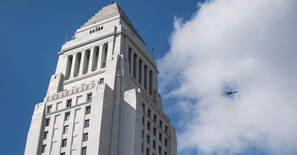 Después de una larga demora, el alcalde de los bajos nombra un nuevo enlace de película para Los Ángeles