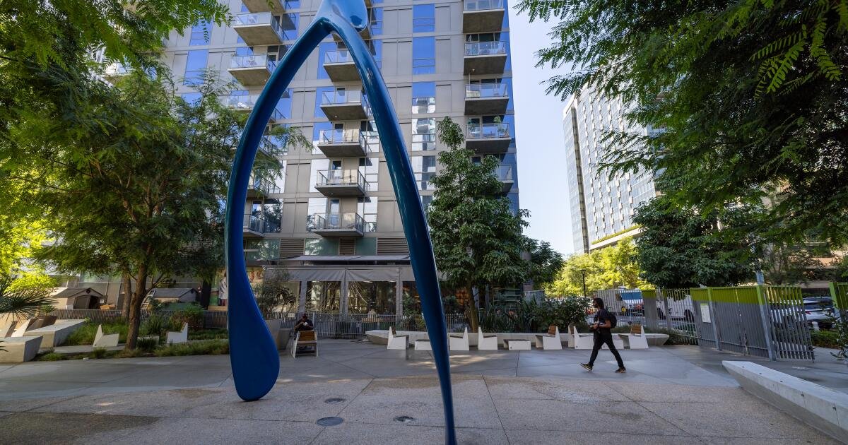 Nueva torre de apartamentos de 51 pisos en el centro de Los Ángeles recibe la cabeza de la ciudad