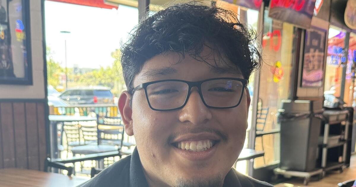 Santa Paula Lineman trabaja en el campo de fútbol y en los campos de trigo