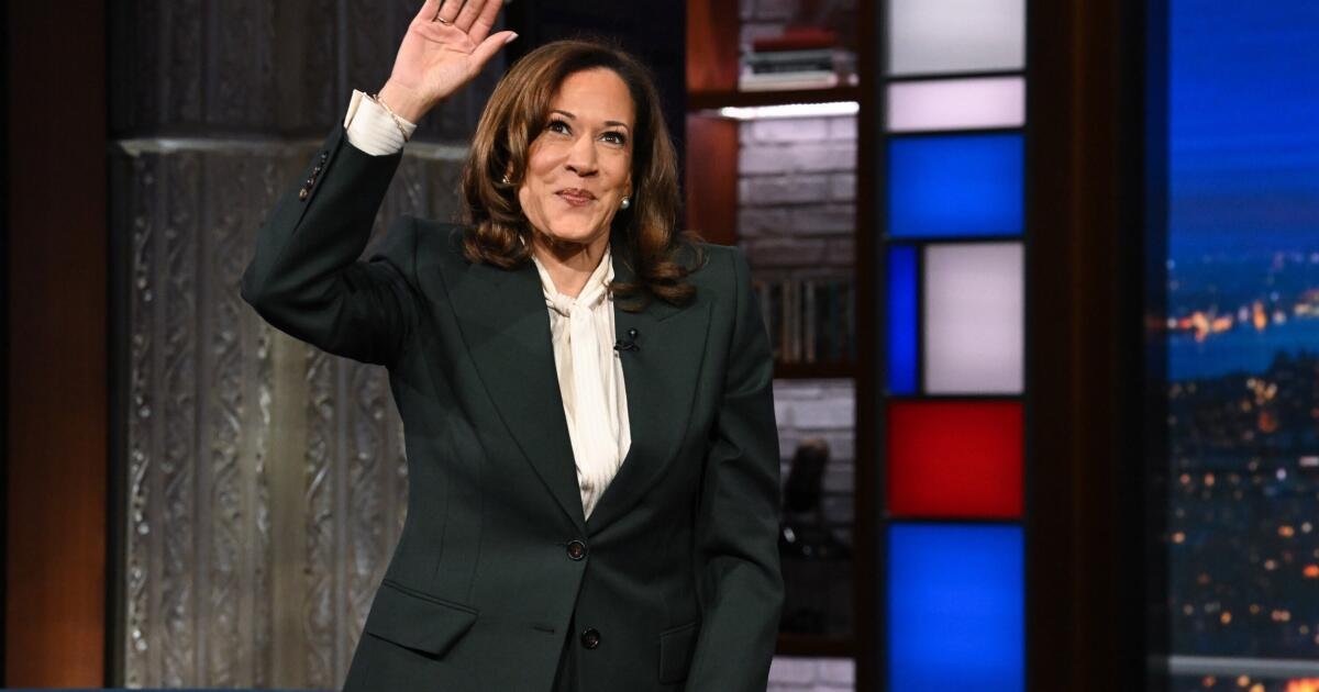 Harris le dice a Colbert, en la primera entrevista fuera de la oficina, que el sistema estadounidense está «roto»