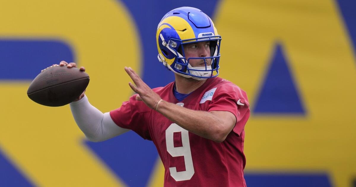 Matthew Stafford practica por primera vez desde el inicio del campamento de entrenamiento de Rams