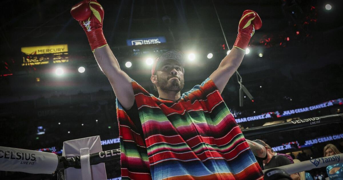 Boxer Julio César Chávez Jr. liberado de la prisión en México, en espera de juicio sobre presuntos lazos de cartel