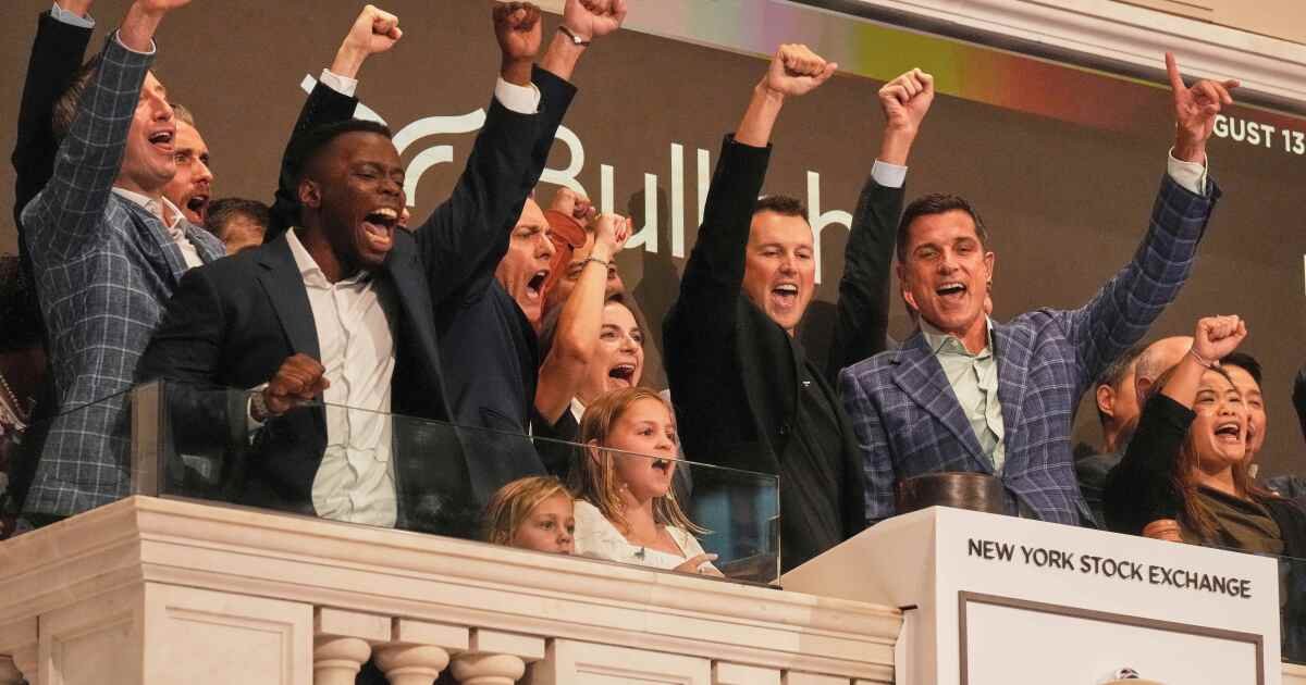 Wall Street marca más alto después de un rally envuelto en todo el mundo