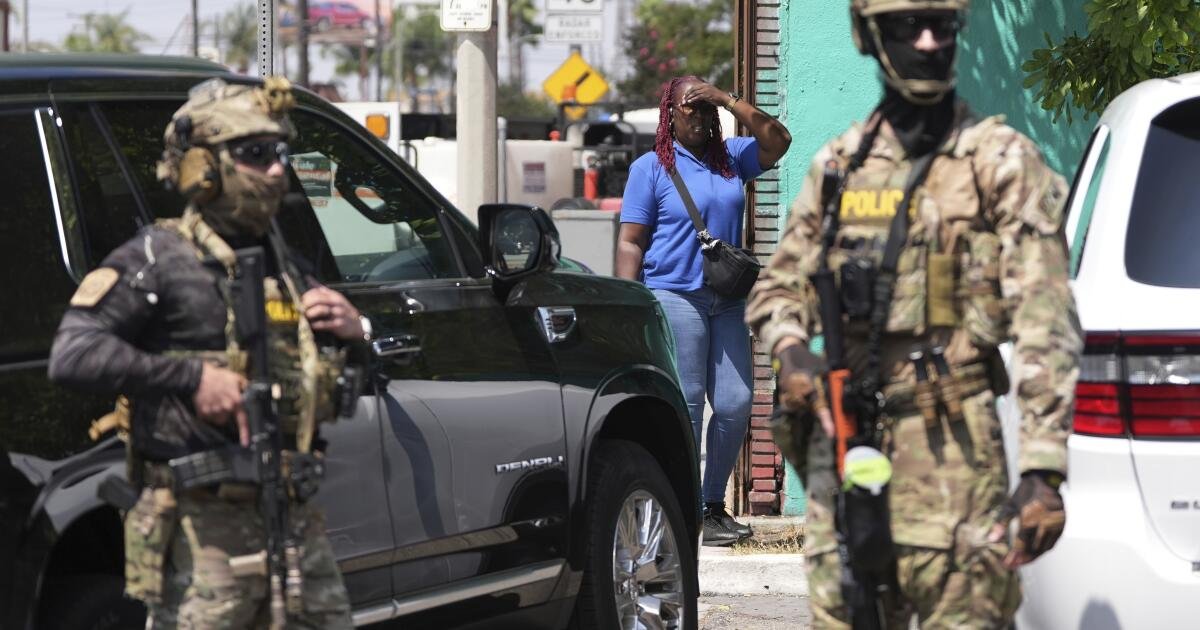 El agente de inmigración dispara a los disparos al vehículo con personas dentro de la operación de San Bernardino