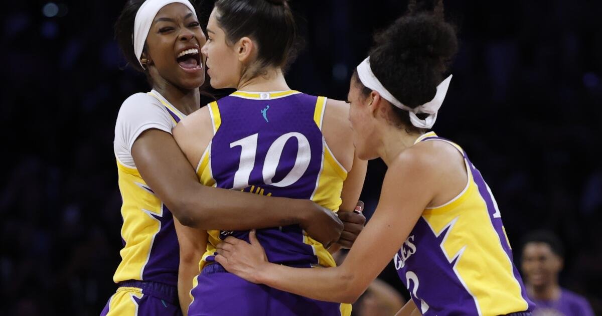 Kelsey Plum se hunde a Buzzer-Beador mientras los Sparks ganan a pesar de la noche histórica de Paige Bueckers