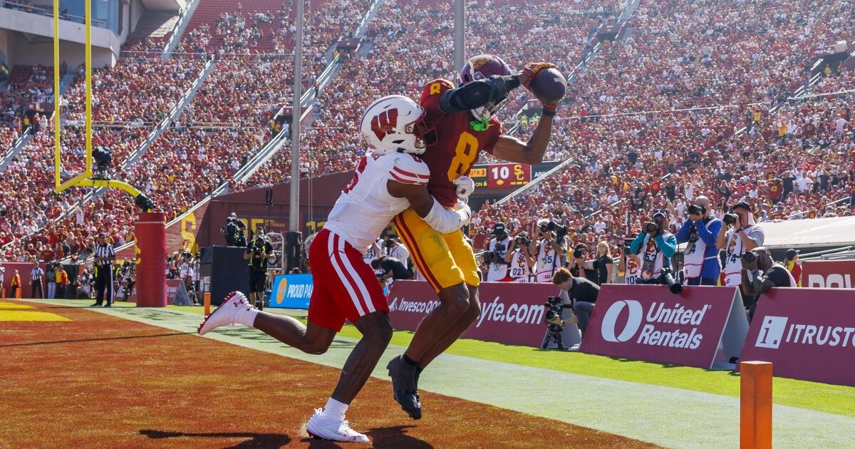 El principal receptor de la USC Ja'kobi Lane se despejó para jugar después de romperse el pie durante la temporada baja