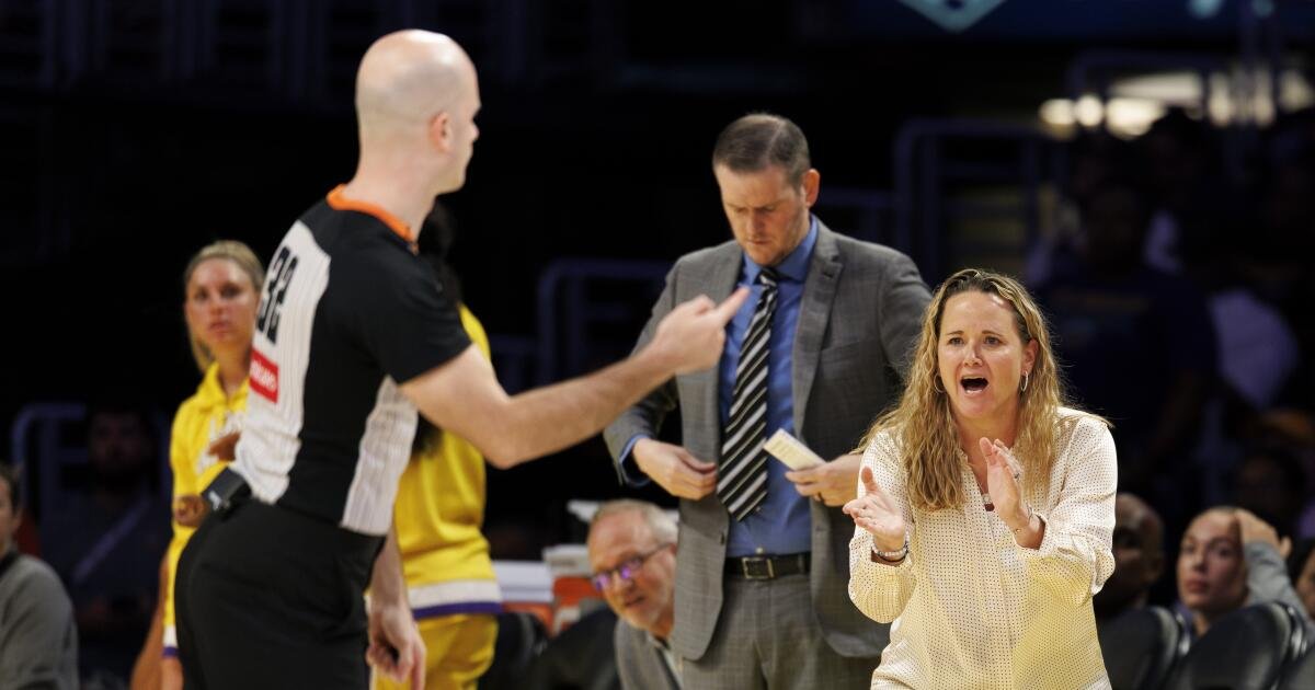 Los jugadores de la WNBA llaman oficiando, pero los funcionarios de la liga confían en su proceso