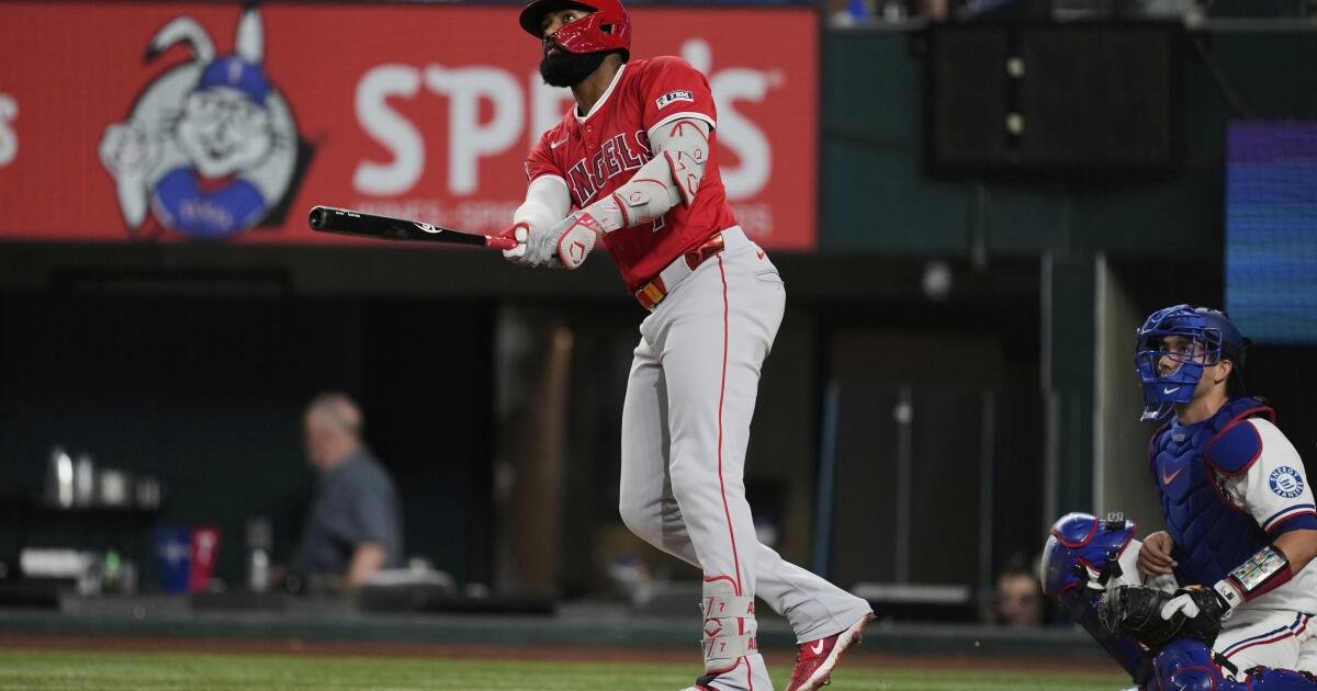 Jo Adell golpea su 30 ° jonrón, pero los ángeles caen ante los guardabosques