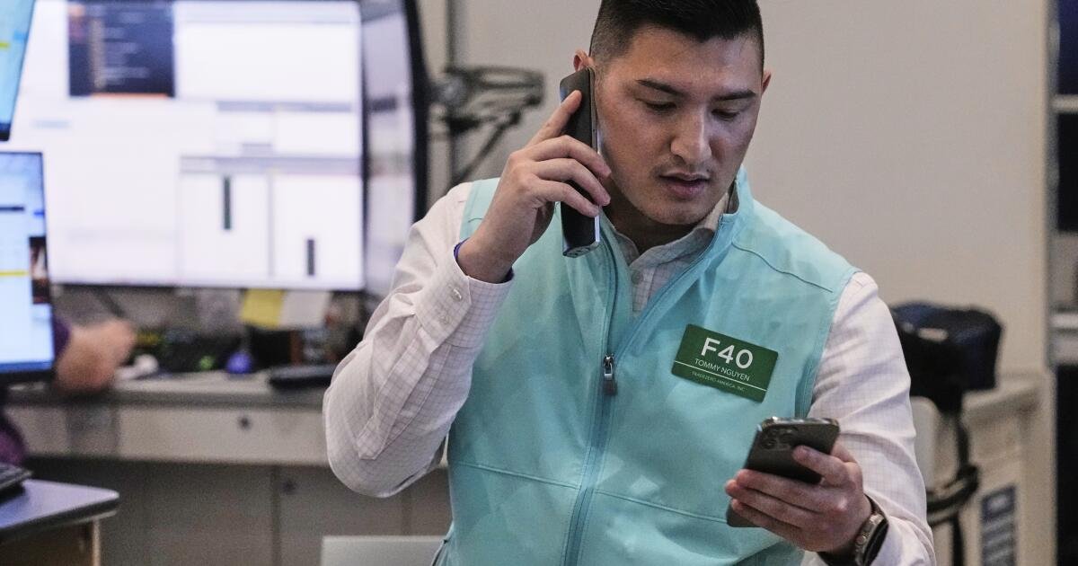 Las existencias se deslizan en Wall Street después del rally de la semana pasada
