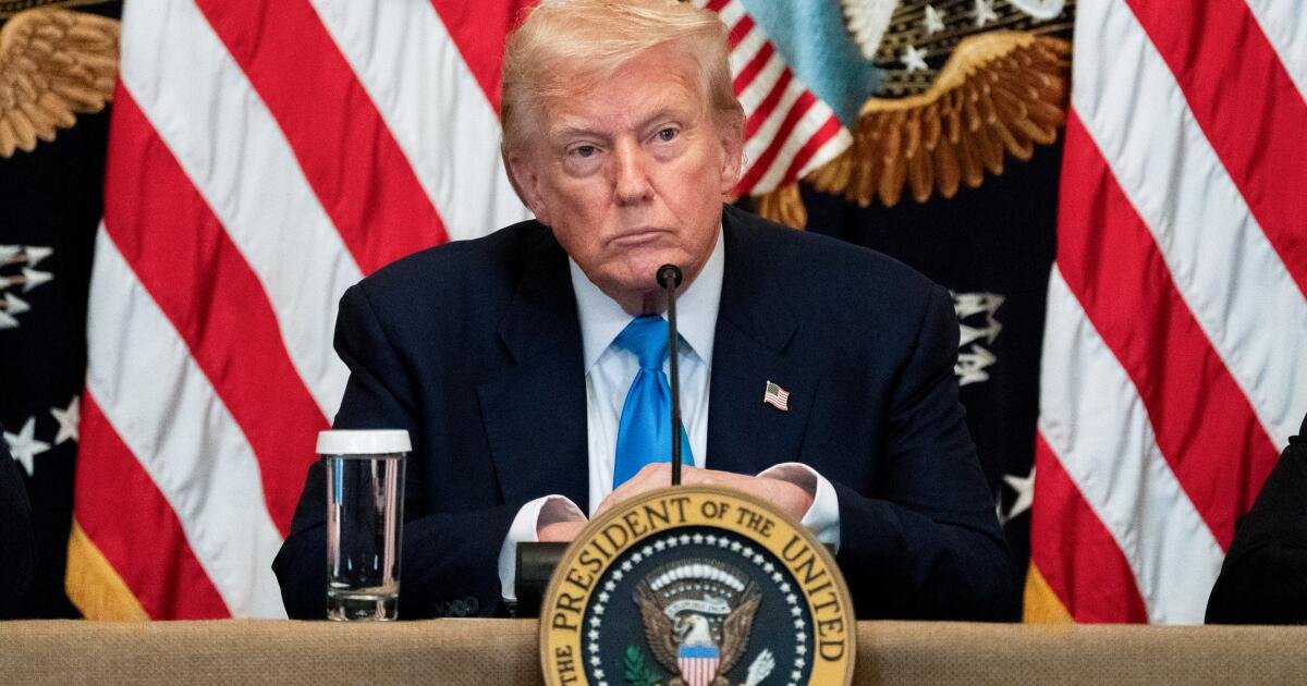 California, otros estados demandan a Trump por un orden que amenaza a los proveedores de atención de género que afirman el género