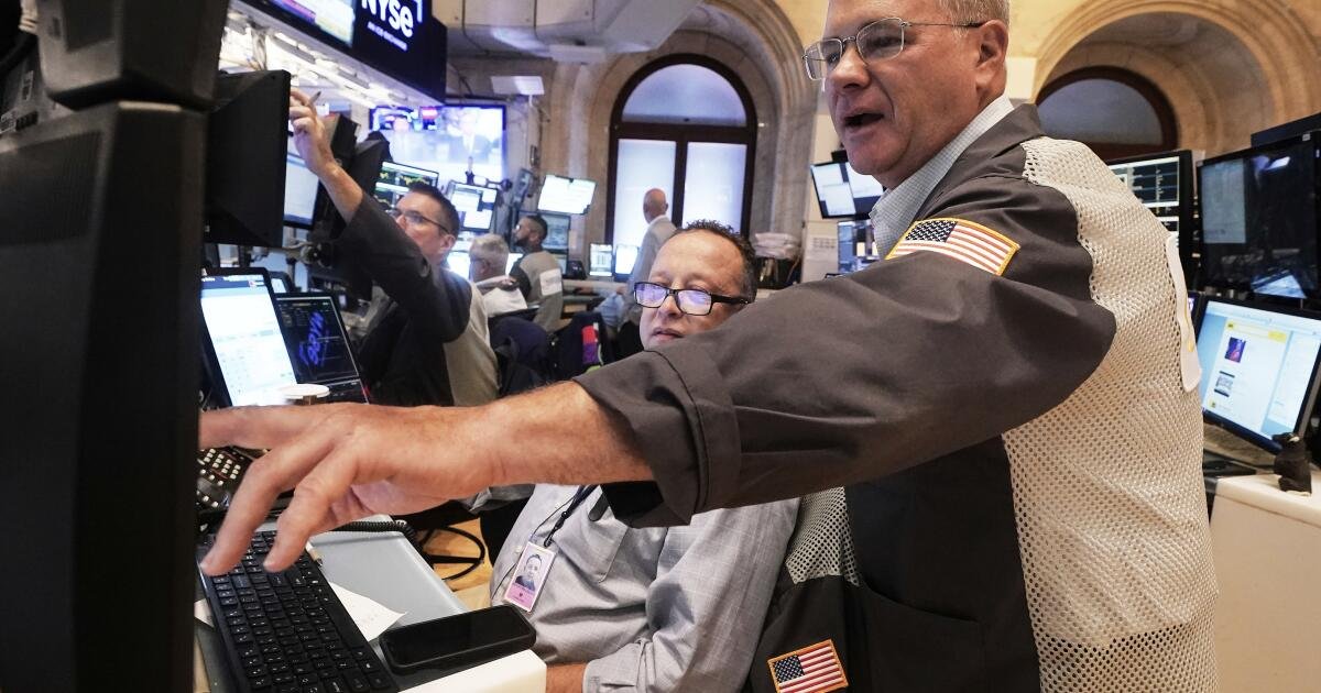 Wall Street se eleva a medida que las esperanzas de tasas de interés más bajas elevan el Dow a un récord