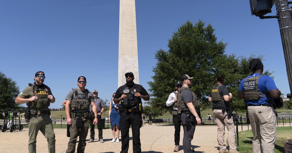 Trump aparece en Baltimore mientras se prepara para expandir su represión federal