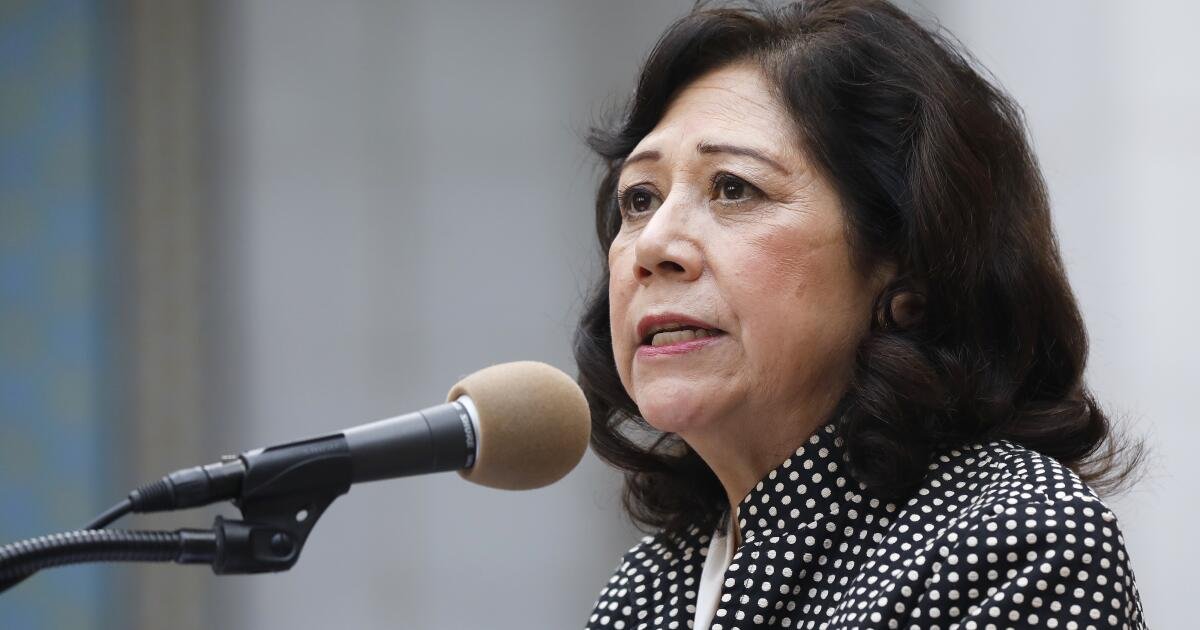 La supervisora ​​Hilda Solis dice que se postulará para el Congreso si se aprueban nuevos mapas