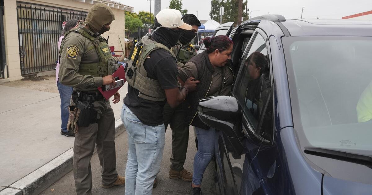 ICE ‘aumentará’ las redadas de inmigración en Los Ángeles, otras ‘ciudades santuario’, dice el asesor fronterizo