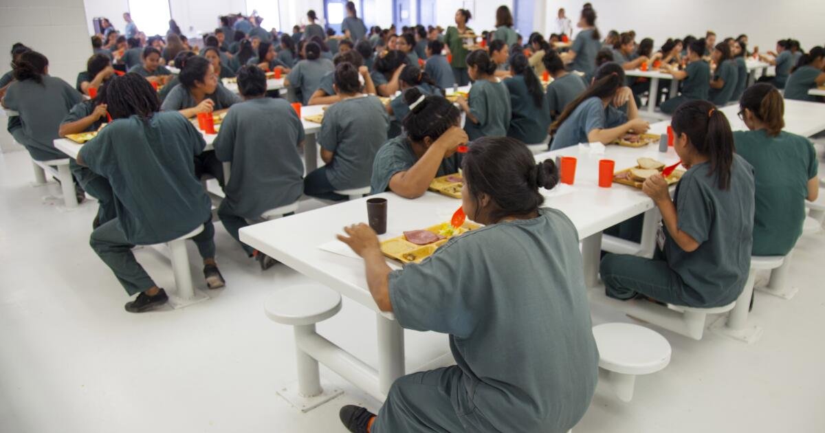 ¿Puede Estados Unidos deportar a alguien que haya vivido aquí durante 30 años sin una audiencia de inmigración?