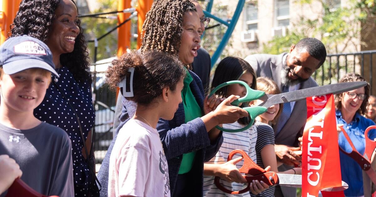 'Deja a nuestros hijos en paz': las escuelas reabrieron en DC con los padres al límite sobre las patrullas armadas de Trump