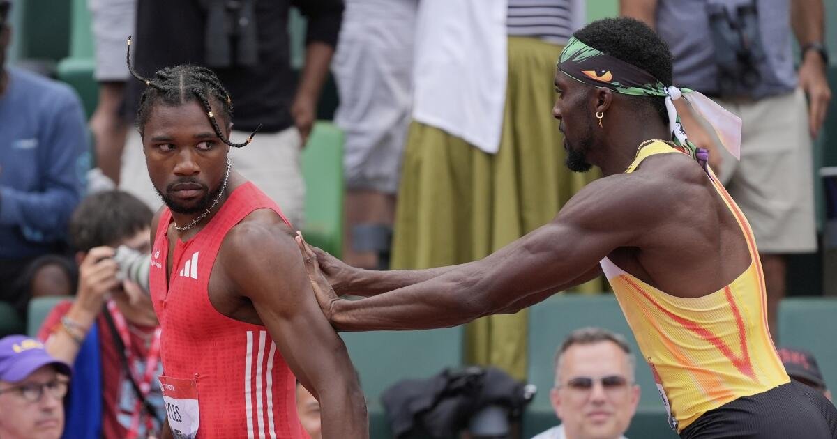 Noah Lyles empujado por Kenny Bednarek después de una victoria de 200 metros en los campeonatos estadounidenses