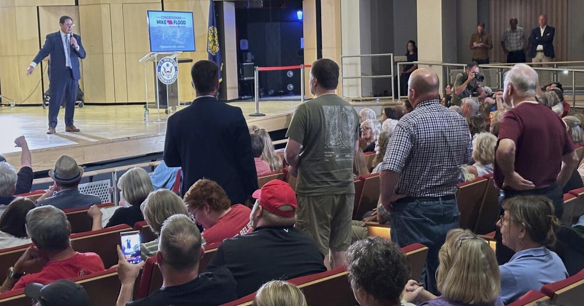 El republicano de Nebraska es gritado por una multitud hostil en un ayuntamiento en los recortes de impuestos de Trump