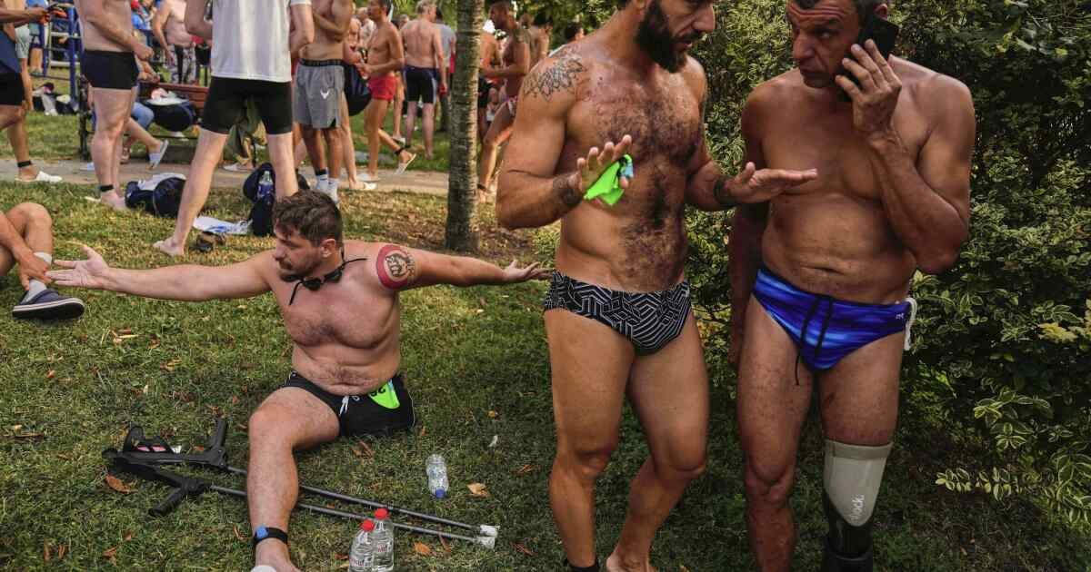 Los veteranos de la guerra ucranianos nadan el estrecho de Bósforo en un triunfo por sus lesiones de guerra