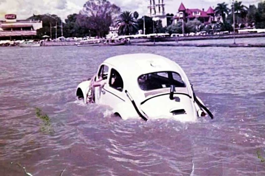 57 años hoy, Volkswagen condujo un escarabajo a través del lago Chapala