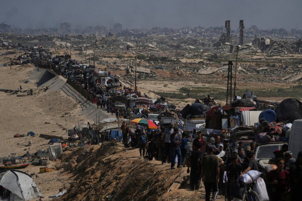 El ejército de Israel comienza su terreno ofensivo en la ciudad de Gaza y miles de residentes huyen