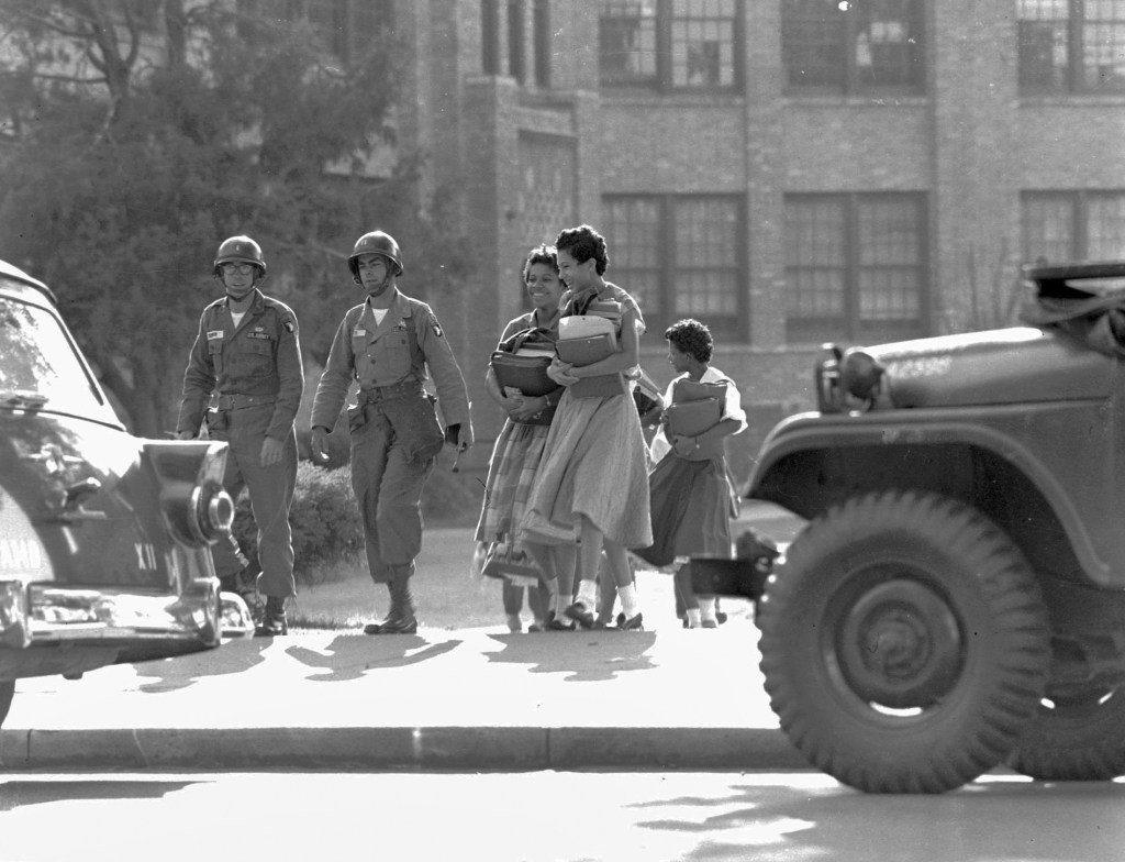 Hoy en la historia: 25 de septiembre, los militares escoltas a Little Rock nueve en el centro de High