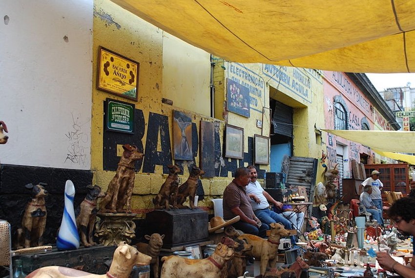 Las alegrías de comprar sus muebles en el mercado de La Lagunilla en la Ciudad de México