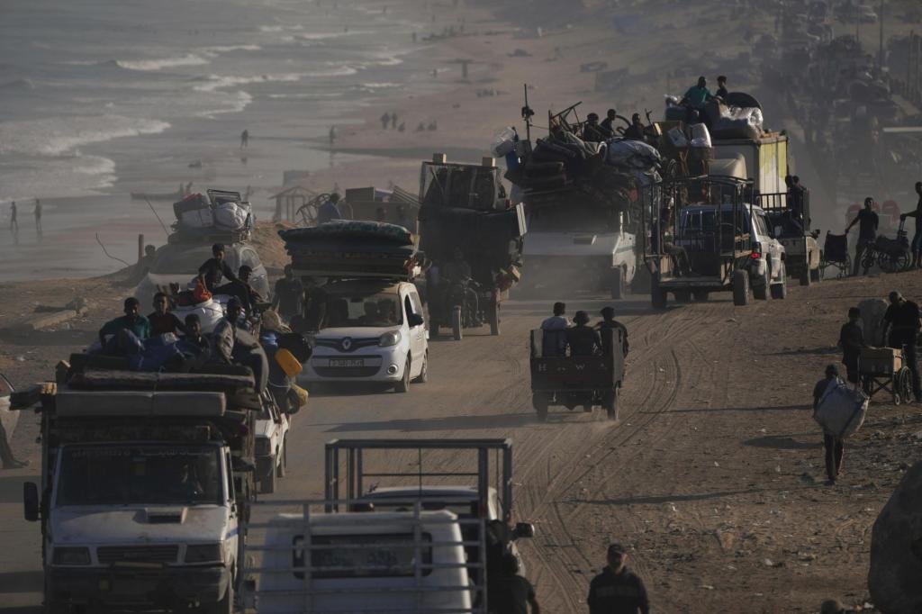 Las tropas israelíes avanzan hacia la ciudad de Gaza mientras los palestinos huyen y el número de muertos pasa 65,000