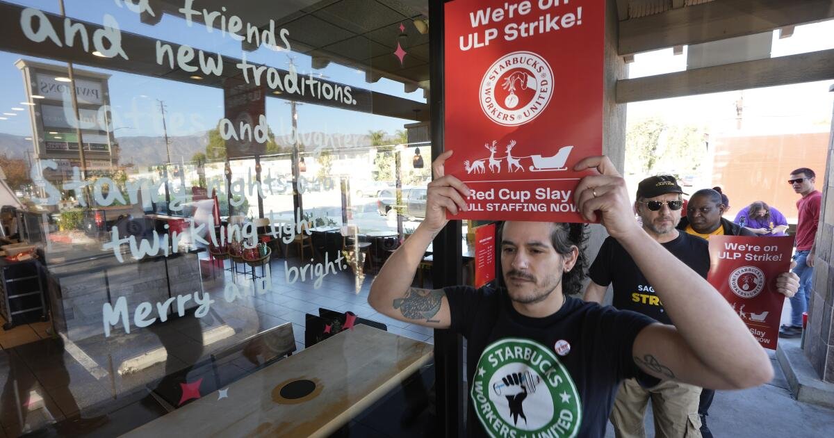 ‘Los trabajadores no se conforman con nada’: con las conversaciones de contrato estancadas, Starbucks Baristas Rally en LA