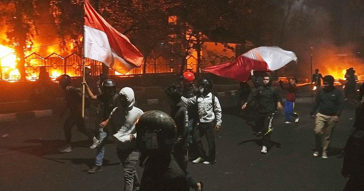 Las protestas de Indonesia sobre la economía recurren a la brutalidad policial