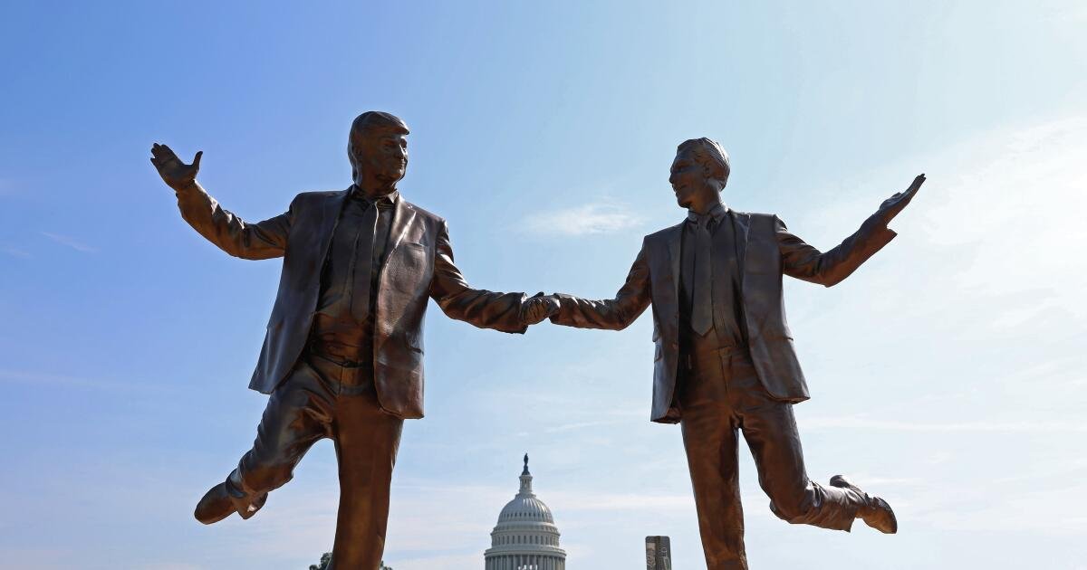 La reinstalación de la estatua de Trump y Epstein negó después de su eliminación del centro comercial nacional