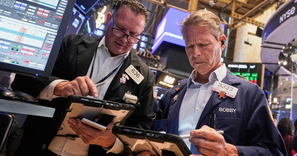 Las existencias se deslizan cuando el implacable rally de Wall Street hace una pausa
