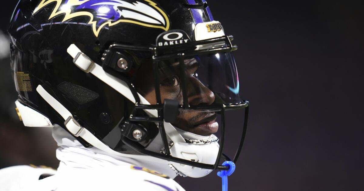 NFL no castigará a Ravens QB Lamar Jackson por empujar a los fanáticos de los Bills que abofeteó su casco