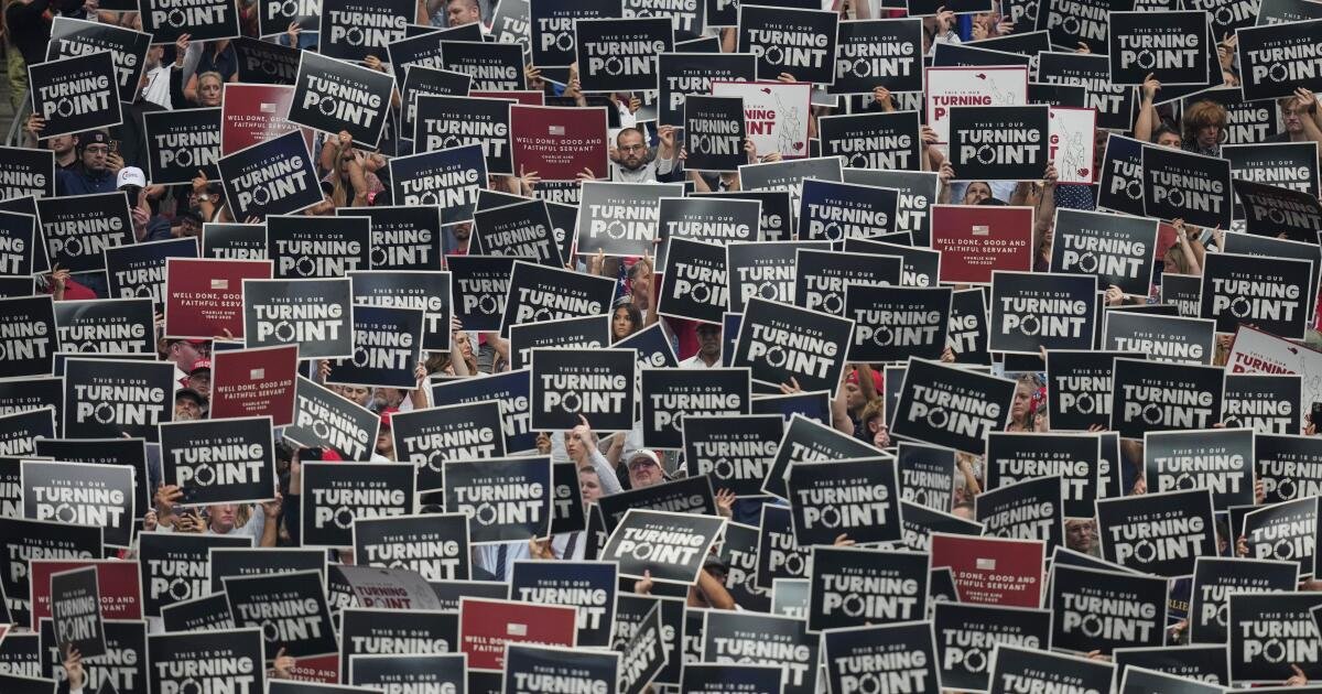 Los amigos de Charlie Kirk resultan alabar la fe del activista conservador asesinado en Memorial