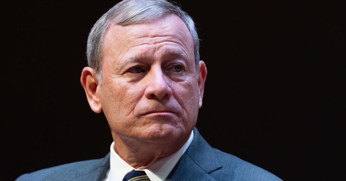 El Presidente del Tribunal Supremo Roberts sigue en su lugar la congelación de fondos de Trump que amenaza a miles de millones en ayuda extranjera