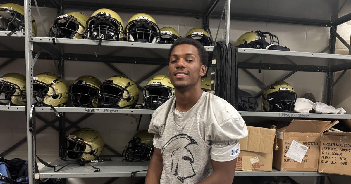 La estrella del fútbol Elyjah Staples abraza a su ‘familia’ en Márquez High