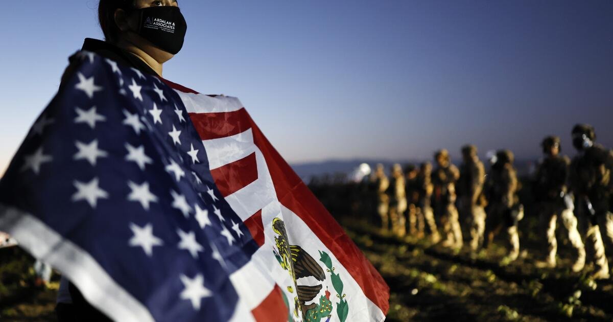 No contenga la respiración, pero a medida que las redadas sofocan la economía, Trump demuestra el caso de la reforma migratoria
