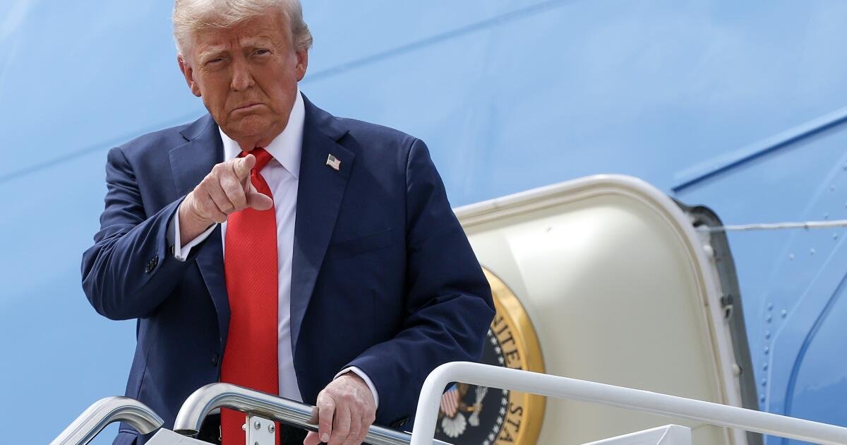 En unos días vertiginosos, Trump aumenta los ataques contra oponentes políticos y la primera enmienda