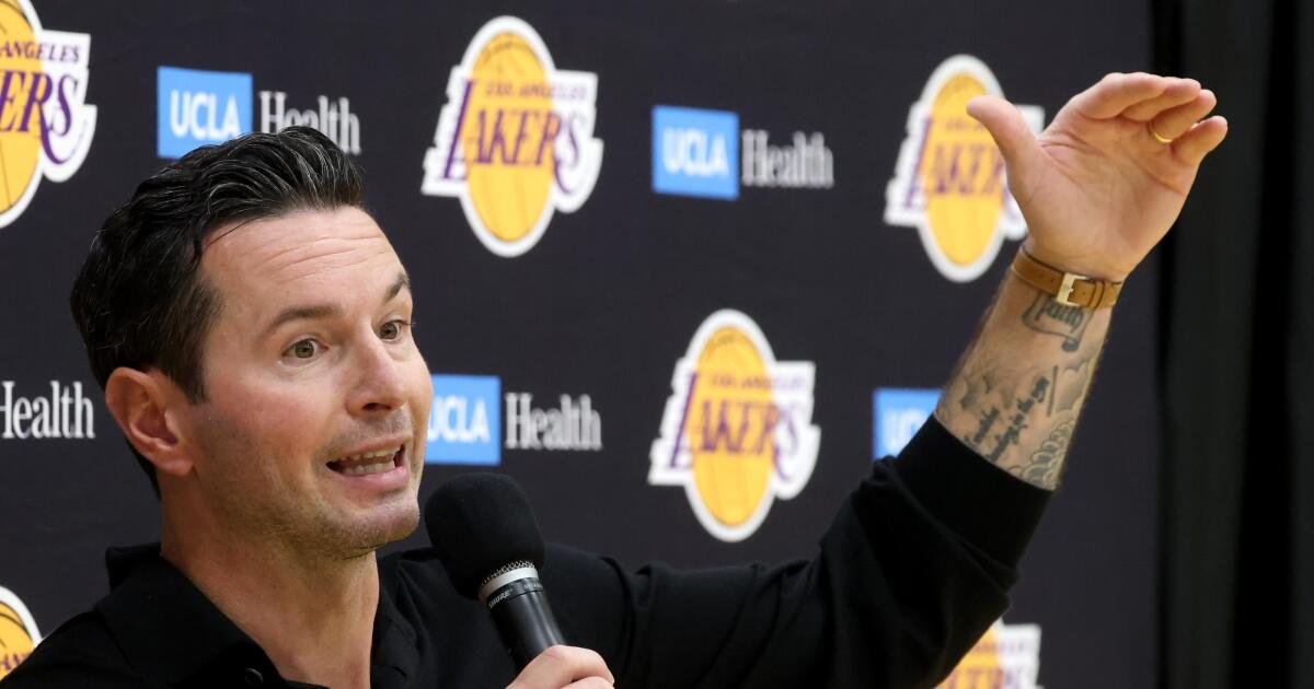 Los Lakers le han dado al entrenador JJ Redick una extensión de contrato