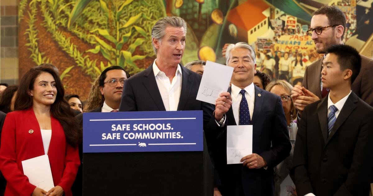 "No somos Corea del Norte". Newsom firma facturas para limitar las redadas de inmigración en las escuelas y desenmascarar agentes federales