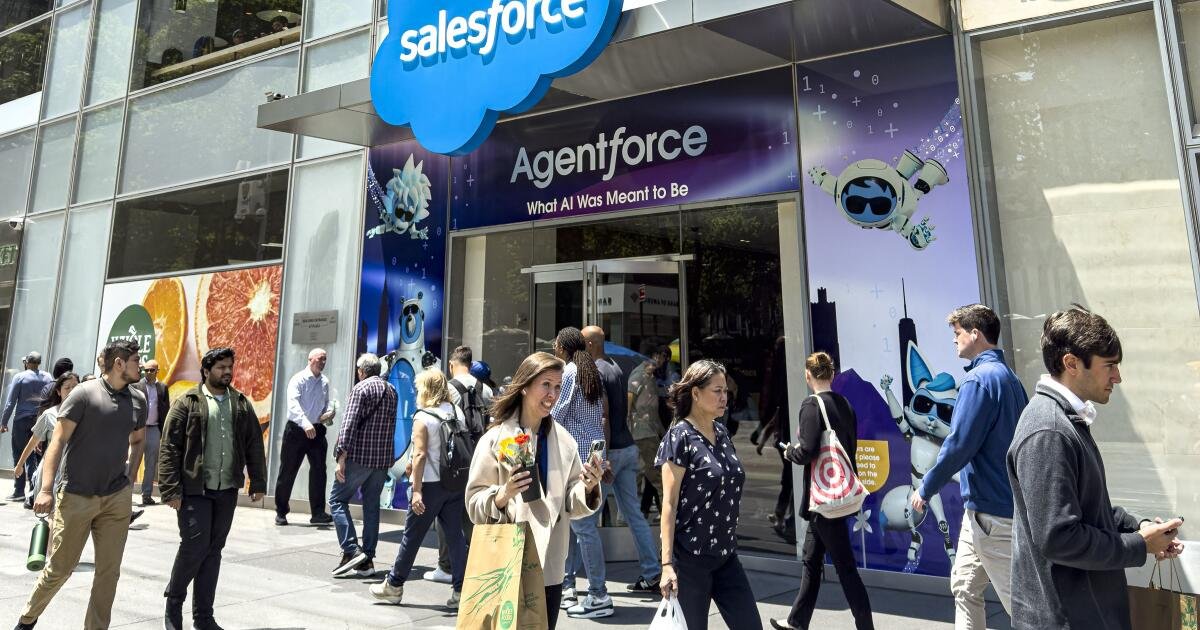 El CEO de Salesforce, Marc Benioff, dice que redujo 4.000 roles de apoyo debido a la IA