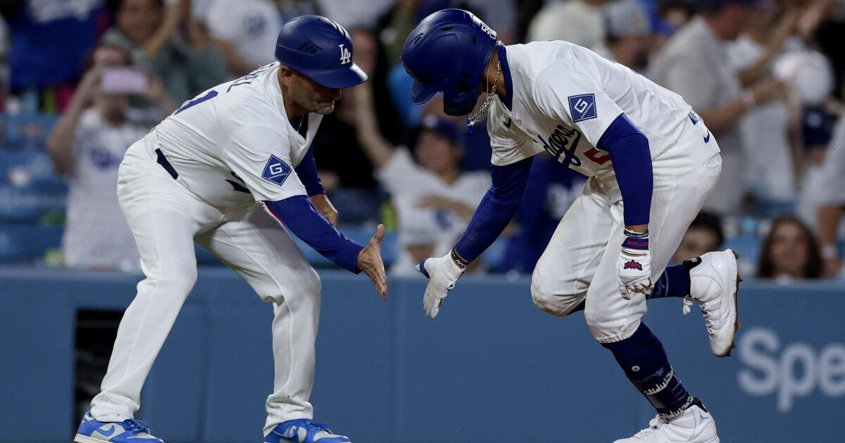 El informe deportivo: Mookie Betts tiene una gran noche cuando los Dodgers barren las Montañas Rocosas