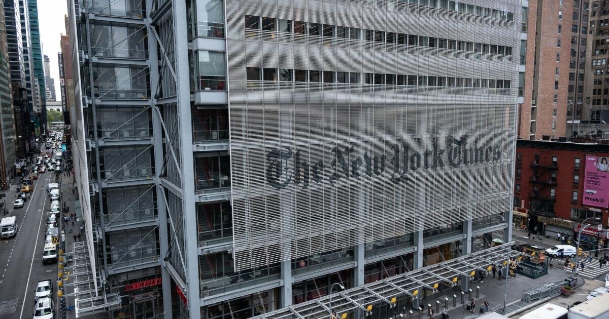 El traje del New York Times de Trump se lanzó por ahora como 'inexcusablemente' largo