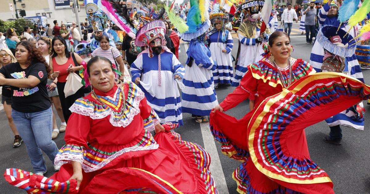 'No temer': el desfile del Día de la Independencia del East LA el mexicano continúa, incluso en medio de las redadas de hielo