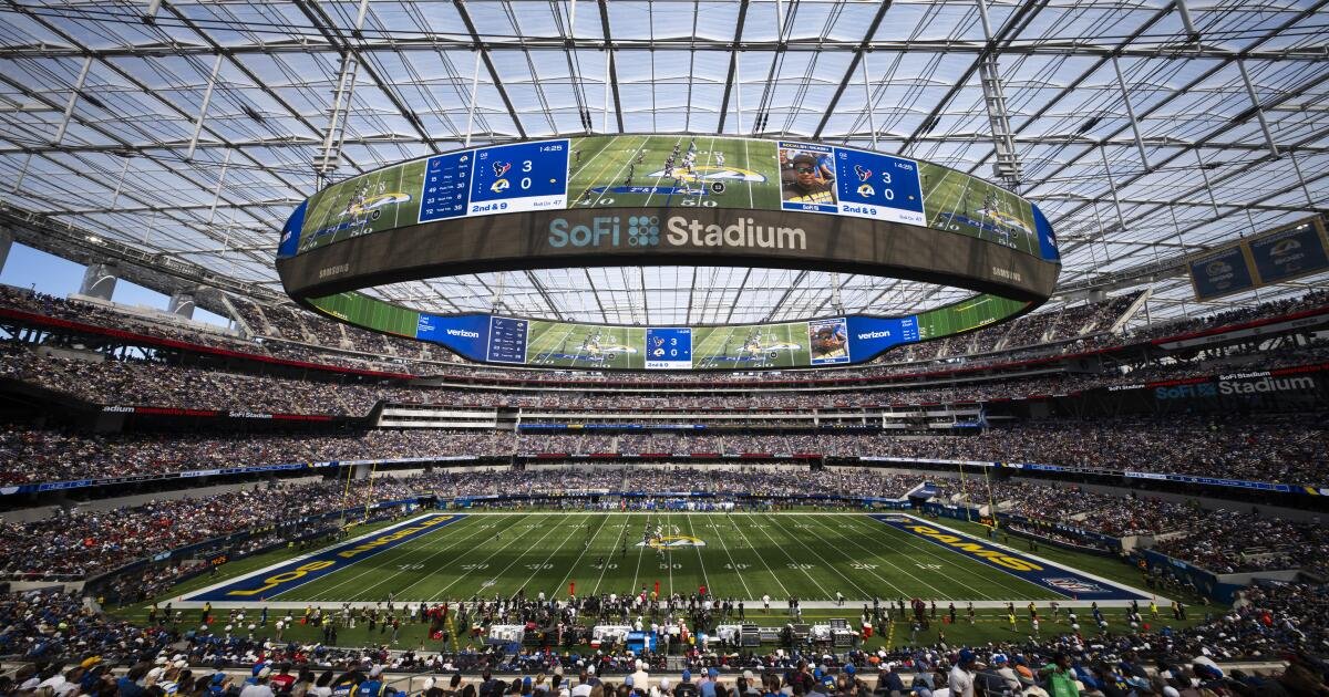 La fanática de los Texans es ensangrentada en el juego de Rams durante una pelea en los asientos del estadio Sofi