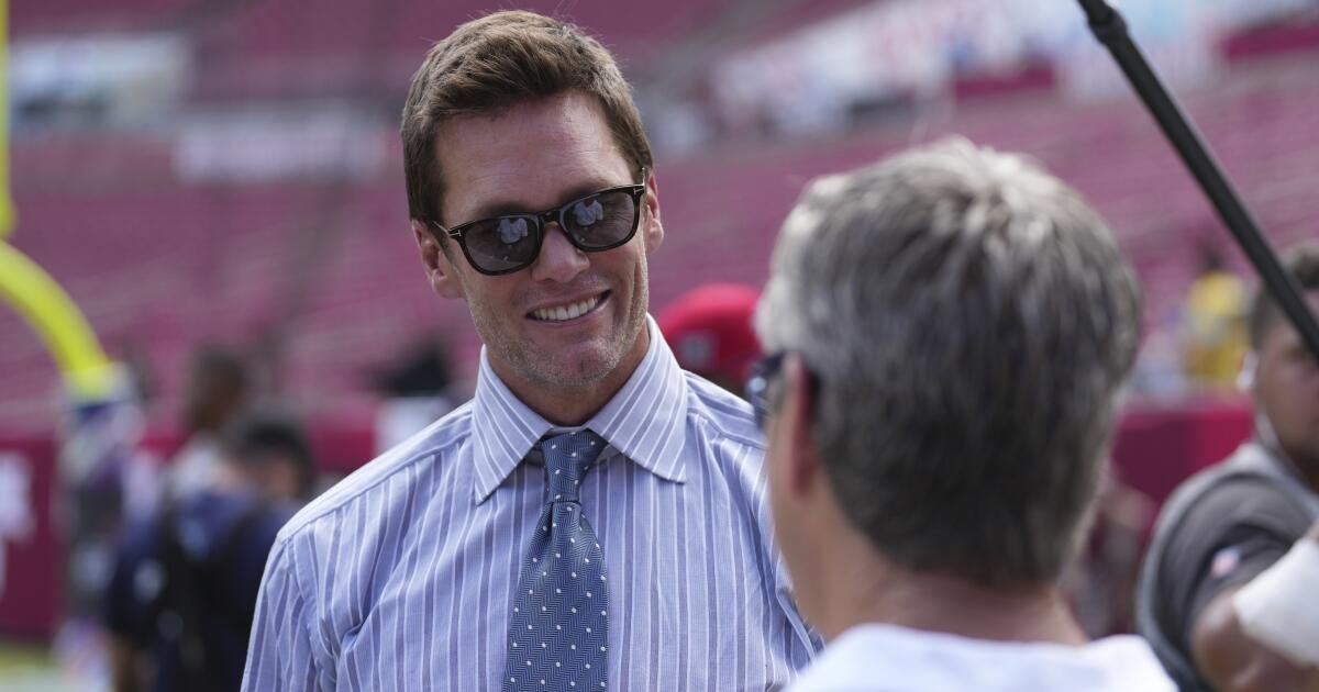 Tom Brady no violó las reglas como presentador/propietario del equipo en la cabina de entrenamiento de los Raiders, dice NFL
