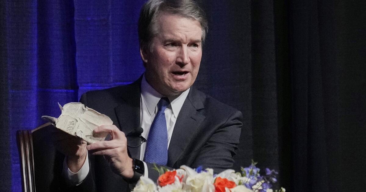 Kavanaugh dice que nadie tiene demasiada potencia en el sistema estadounidense. Los críticos ven inclinarse ante Trump