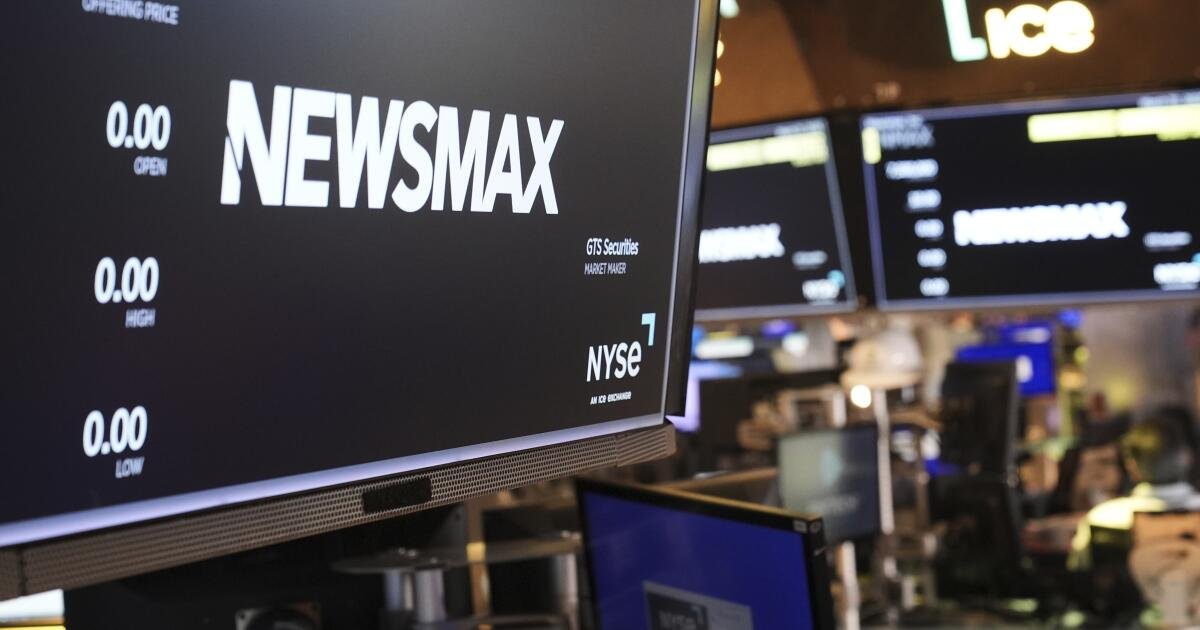 Newsmax demanda a Fox News, alegando tácticas anticompetitivas para suprimir a los rivales