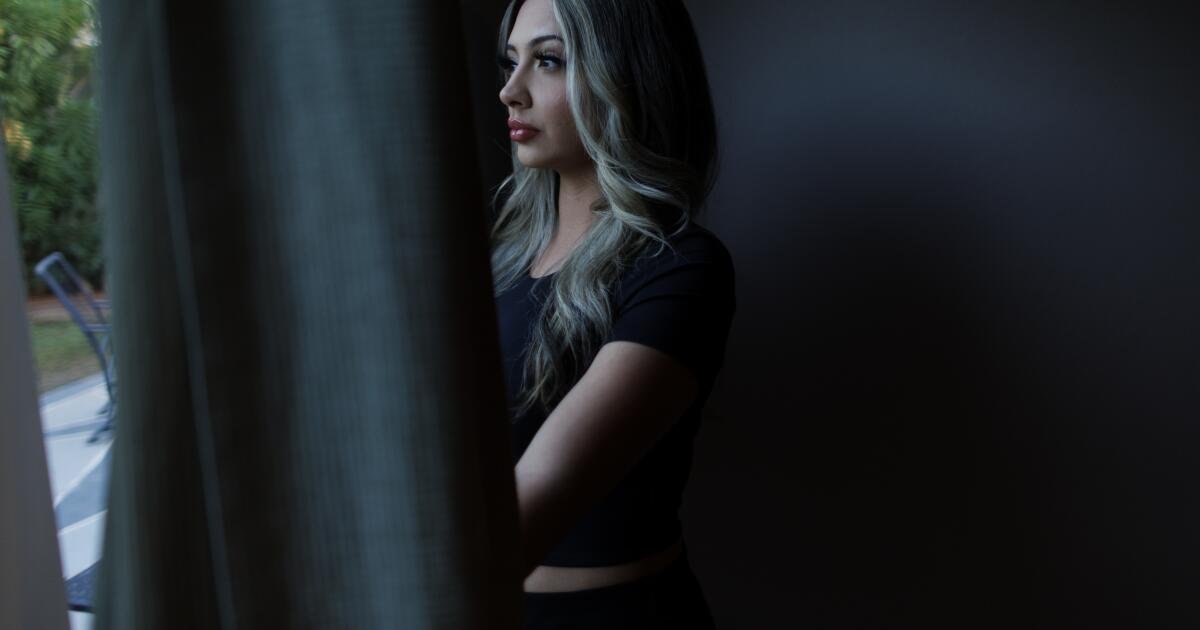 Se conocieron en un festival. Era adjunto de sheriff, y un acosador, su demanda afirma