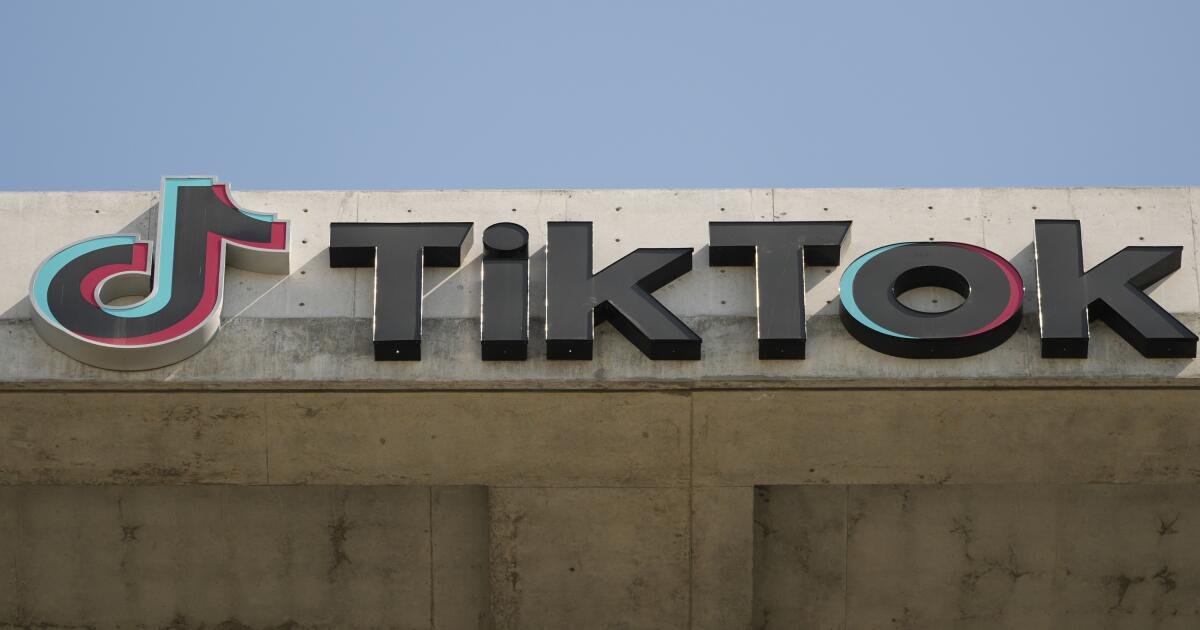 Trump firma la orden ejecutiva para mantener a Tiktok operando en EE. UU.